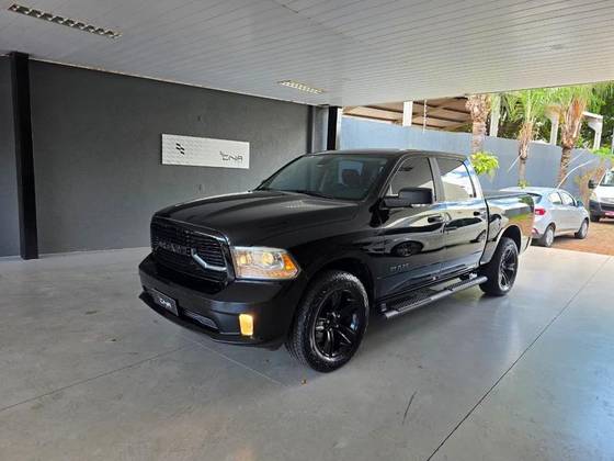 RAM CLASSIC 5.7 V8 GASOLINA LARAMIE NIGHT EDITION CD 4X4 AUTOMÁTICO RAM CLASSIC 5.7 V8 GASOLINA LARAMIE NIGHT EDITION CD 4X4 AUTOMÁTICO
